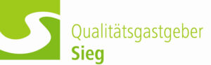 Logo „Qualitätsgastgeber Sieg“ mit stilisiertem weißen Fluss auf grünem Hintergrund